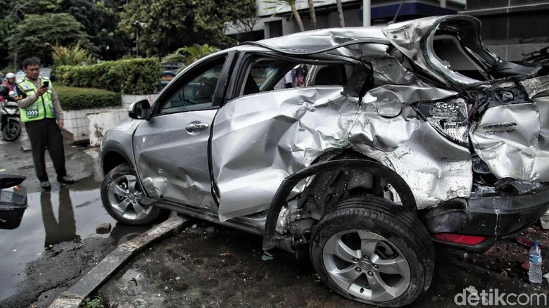 Sopir Kopaja yang Seruduk Mobil di Rasuna Said Diamankan Polisi Sopir Kopaja yang Seruduk Mobil di Rasuna Said Diamankan Polisi