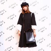 Padahal Bruno diduga melakukan itu karena sikap Moeka yang terlalu sibuk selfie. Apalagi ia membelakangi Bruno dan band sehingga terlihat tidak menghormati. Bruno sendiri dikenal tidak suka penggemarnya terlalu sibuk foto dan video selama konsernya. Foto: Instagram Moeka Nozaki