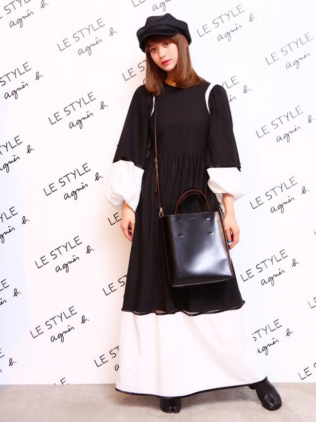 Padahal Bruno diduga melakukan itu karena sikap Moeka yang terlalu sibuk selfie. Apalagi ia membelakangi Bruno dan band sehingga terlihat tidak menghormati. Bruno sendiri dikenal tidak suka penggemarnya terlalu sibuk foto dan video selama konsernya. Foto: Instagram Moeka Nozaki