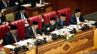Rapat paripurna dipimpin Wakil Ketua DPR Taufik Kurniawan. Selain Taufik, pimpinan DPR yang hadir ialah Ketua DPR Bambang Soesatyo, Wakil Ketua DPR Fadli Zon, Wakil Ketua DPR Agus Hermanto, dan Wakil Ketua DPR Utut Adianto.