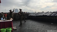 Anies-Sandi beberapa kali melemparkan batu ke barisan satpol PP yang membentuk formasi berlindung dengan alat pengaman lengkap. Para personel Kompi Dalmas Satpol PP itu mengenakan tameng, helm, sampai pengaman badan. Formasi mereka sempurna menahan lemparan batu. Indra Komara/detikcom