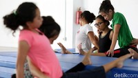Naima dan pasukan Merah Putih renang indah melakukan latihan delapan jam setiap hari. Itu belum ditambah latihan fisik dan fleksibilitas.