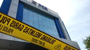 Foto: TKP Perampokan Mobil Pembawa Uang di Halaman BCA