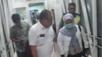 Ferry Nursanti diamankan di Bandara Sutan Thaha, Selasa (24/4) pukul 20.45 WIB