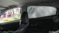 Kaca bagian kanan juga pecah.