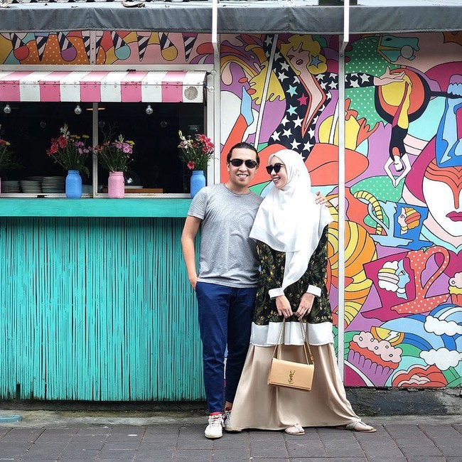 Untuk jalan-jalan santai, long blouse atau tunik bermotif dipadukan dengan rok seperti tampilan Fitri Aulia ini bisa membuat tampilanmu lebih stylish sekaligus tetap nyaman. Foto: Instagram/FitriAulia