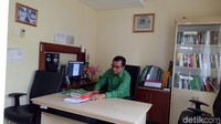  Karena sehari-hari dihuni, rumah Baidowi penuh dengan perabotan miliknya dan keluarga mulai dari buku hingga mainan milik anaknya.
