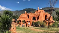Seorang arsitek Kolombia bernama Mendoza membuat sebuah mahakarya yang super instagrammable. Di memahat rumah yang dibuat dengan bahan tanah liat. (mariajose_2111111/Instagram)