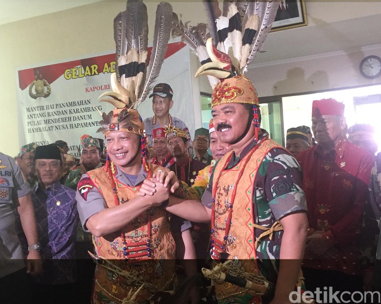 Tiba di Palangka Raya, Panglima TNI dan Kapolri Dapat Gelar Adat Tiba di Palangka Raya, Panglima TNI dan Kapolri Dapat Gelar Adat