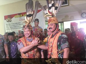 Tiba di Palangka Raya, Panglima TNI dan Kapolri Dapat Gelar Adat