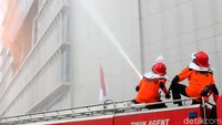 Para petugas pemadam kebakaran dari DKI juga ikut serta dalam simulasi dan mencoba memadamkan api yang berkobar di gedung BNPB.