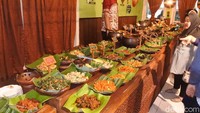 Kebingungan saat memilih makanan ini, justru jadi momen hangat yang tentunya membuat Angga dan 16 temannya semakin dekat dan solid. Foto: dok. detikFood