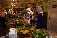 'DiTraktir DetikCom,' Angga Yanti Ajak 16 Teman Makan Enak