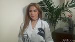 Pose Pakai Bathrobe, Jessica Iskandar Bikin Pangling