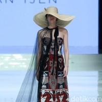 Fashion show koleksi terbaru Hian Tjen yang mengangkat tenun Sumba di Jakarta Fashion & Food Festival 2018, Hotel Haris, Kelapa Gading, Jakarta, Senin [23/4/2018]. Foto: Mohamamd Abduh/Wolipop