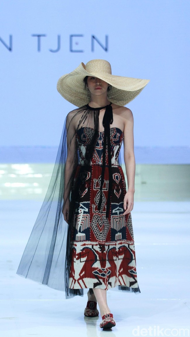 Fashion show koleksi terbaru Hian Tjen yang mengangkat tenun Sumba di Jakarta Fashion & Food Festival 2018, Hotel Haris, Kelapa Gading, Jakarta, Senin [23/4/2018]. Foto: Mohamamd Abduh/Wolipop