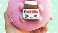 Vickie Liu membuatnya khusus untuk pecinta Nutella. Donat dengan wajah babi berwarna pink ini terlihat menggemaskan sambil memegang selai cokelat hazelnut. Foto: Instagram @vickiee_yo