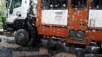 Bagian depan bus yang berkepala truk di Bandara Mozes Kilangin Timika bersiap menuju Tembagapura.