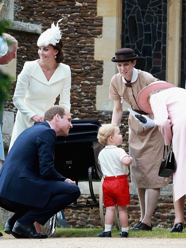 Sebagai orangtua yang sibuk, Pangeran William dan Kate Middleton tentu saja butuh baby sitter untuk mengurus ketiga anak mereka. Namun bukan berarti mereka punya banyak baby sitter karena datang dari keluarga kerajaan. Nyatanya, Kate hanya percaya pada satu baby sitter ini untuk mengurus Pangeran George, Putri Charlotte dan si baby boy yang baru lahir pada 23 April kemarin.  Foto: Getty Images