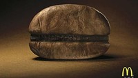 Kalau ini iklan McD versi biji kopi yang sudah dibakar, dibentuk dari burger berwarna coklat. Istimewa/Boredpanda.