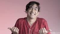 Adipati Dolken tampil beda berpiyama di sebuah sesi pemotretan Celeb of the Month detikHOT belum lama ini. Foto: Asep Syaifullah