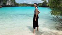 Aktris cantik Yuki Kato menghabiskan waktu sebulan syuting di Maluku. Di sela-sela pengambilan gambar, Yuki mengunjungi laguna cantik Pulau Bair. (Instagram/Yuki Kato)