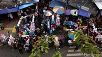 Busana pria, wanita hingga anak-anak dijual di atas trotoar tersebut.