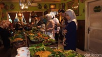 Dengan semangat Angga, menggiring seluruh teman-temannya untuk memilih makanan dan minuman sepuasnya! Foto: dok. detikFood