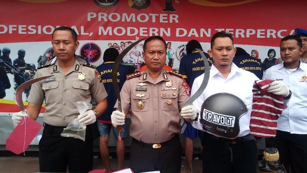 Polisi memamerkan barang bukti
