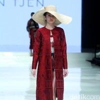 Fashion show koleksi terbaru Hian Tjen yang mengangkat tenun Sumba di Jakarta Fashion & Food Festival 2018, Hotel Haris, Kelapa Gading, Jakarta, Senin [23/4/2018]. Foto: Mohamamd Abduh/Wolipop