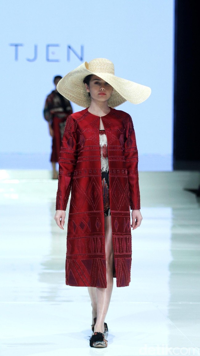 Fashion show koleksi terbaru Hian Tjen yang mengangkat tenun Sumba di Jakarta Fashion & Food Festival 2018, Hotel Haris, Kelapa Gading, Jakarta, Senin [23/4/2018]. Foto: Mohamamd Abduh/Wolipop