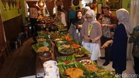 Karena banyaknya menu makanan, Angga dan seluruh teman-temannya sempat bingung harus memilih makanan apa.  Foto: dok. detikFood