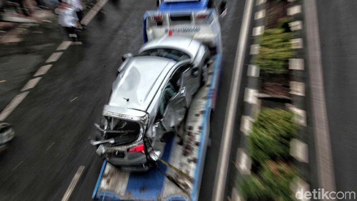 Mobil Honda HRV yang ditabrak Kopaja di Jalan Rasuna Said, Jakarta, dievakuasi. Lalu lintas pun kembali lancar, Kamis (26/4).