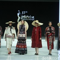 Fashion show koleksi terbaru Hian Tjen yang mengangkat tenun Sumba di Jakarta Fashion & Food Festival 2018, Hotel Haris, Kelapa Gading, Jakarta, Senin [23/4/2018]. Foto: Mohamamd Abduh/Wolipop