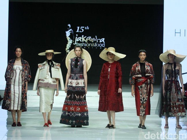 Fashion show koleksi terbaru Hian Tjen yang mengangkat tenun Sumba di Jakarta Fashion & Food Festival 2018, Hotel Haris, Kelapa Gading, Jakarta, Senin [23/4/2018]. Foto: Mohamamd Abduh/Wolipop