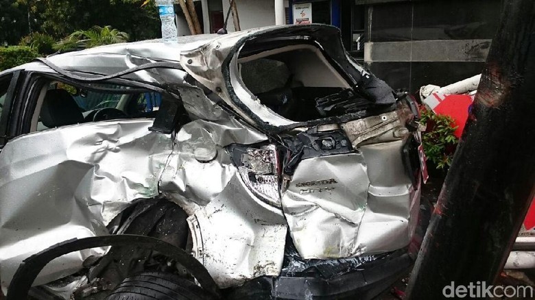 Diseruduk Kopaja, Mobil Ini Ringsek di Jl Rasuna Said Diseruduk Kopaja, Mobil Ini Ringsek di Jl Rasuna Said