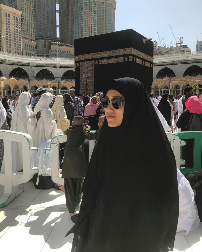 Penampilan Athira yang mengenakan hijab saat menunaikan ibadah umroh. Foto: Instagram @athirafarina