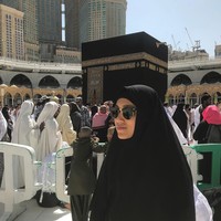 Penampilan Athira yang mengenakan hijab saat menunaikan ibadah umroh. Foto: Instagram @athirafarina