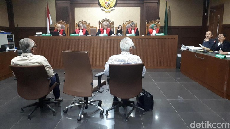 Tok-tok! Hakim Tegur Fredrich Tak Berdebat di Ruang Sidang Tok-tok! Hakim Tegur Fredrich Tak Berdebat di Ruang Sidang