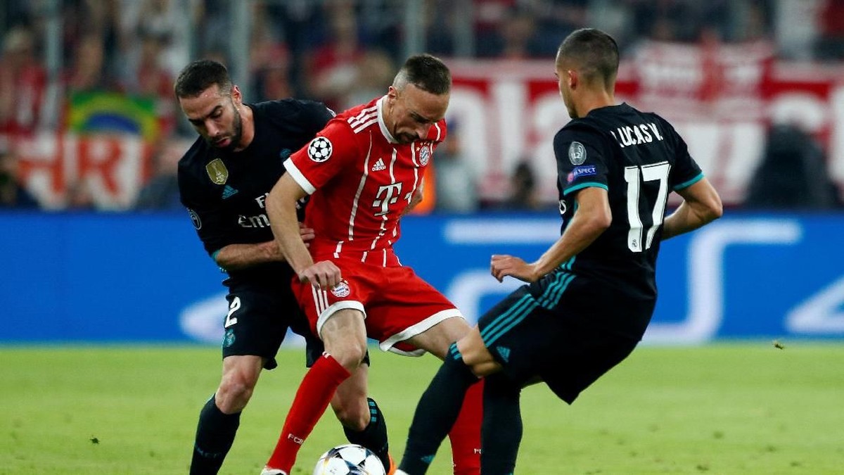 Dua pemain Madrid, Dani Carvajal dan Lucas Vazquez mengepung gelandang Bayern, Franck Ribery. (Foto: Michaela Rehle/REUTERS)