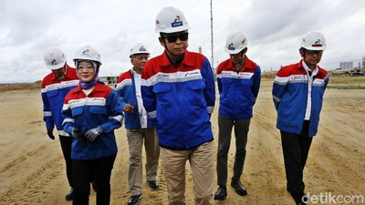 Pakai Kacamata Hitam, Jonan Cek Proyek Kilang Minyak di Balikpapan