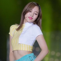 Mina, salah satu personel TWICE pun memiliki perut yang berotot dan terlihat kencang. Foto: dok. Koreaboo