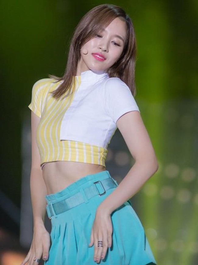 Mina, salah satu personel TWICE pun memiliki perut yang berotot dan terlihat kencang. Foto: dok. Koreaboo