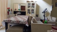 Lantai pertama rumah berisi ruang keluarga disertai TV dan sofa, ruang makan hingga dapur. Ada 1 kamar tidur, 1 ruang kerja, dan 2 kamar mandi di lantai pertama. Taman kecil di bagian belakang ikut melengkapi.