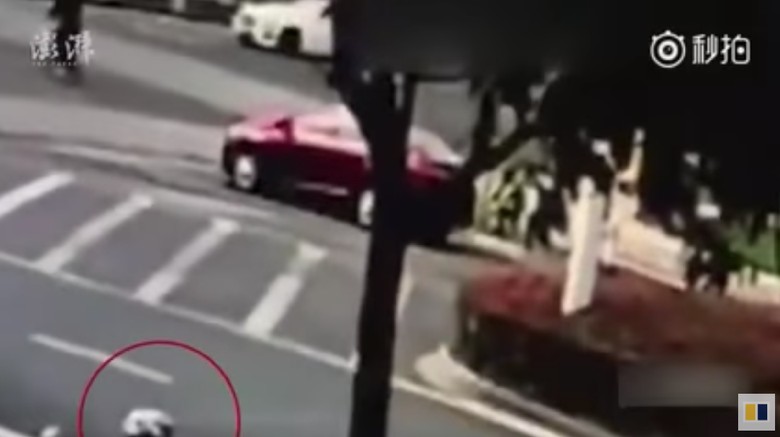 Duh! Bayi Menggelinding Saat Pintu Mobil Terbuka di Tengah Jalan Duh! Bayi Menggelinding Saat Pintu Mobil Terbuka di Tengah Jalan