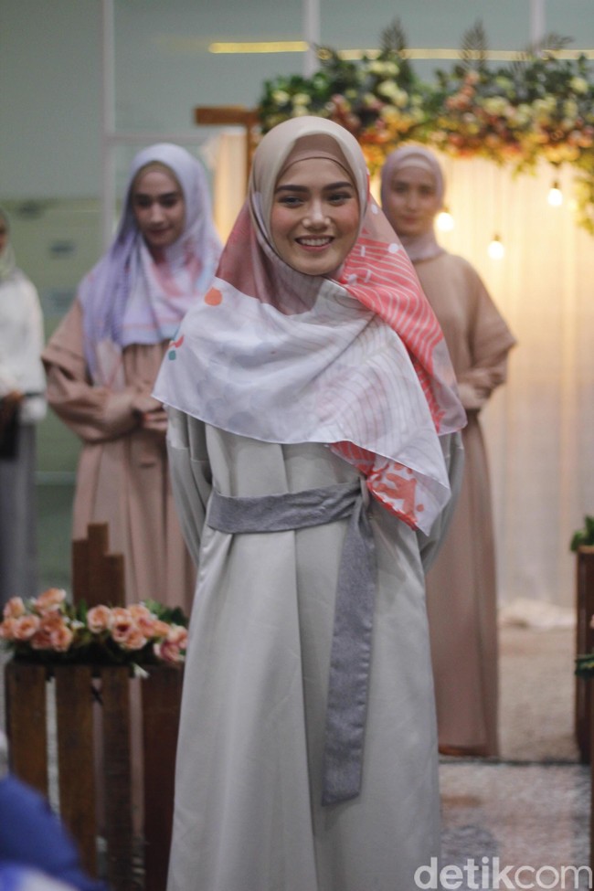 Proses hijrahnya dimulai sejak tahun lalu. Kini, Herfiza terlihat semakin rutin mengikuti kajian dan mantap mengubah penampilannnya. Foto: Silmia Putri/Wolipop