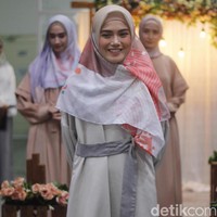 Proses hijrahnya dimulai sejak tahun lalu. Kini, Herfiza terlihat semakin rutin mengikuti kajian dan mantap mengubah penampilannnya. Foto: Silmia Putri/Wolipop