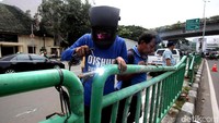 Petugas Dishub DKI Jakarta tampak sedang memperbaiki pagar pembatas jalan  di kawasan Jalan Jati Baru, Tanah Abang, Jakarta, Kamis (26/4/2018).