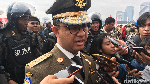 Aksi Anies-Sandi Uji Kekuatan Satpol PP Dengan Lemparan Batu
