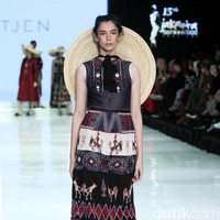 Fashion show koleksi terbaru Hian Tjen yang mengangkat tenun Sumba di Jakarta Fashion & Food Festival 2018, Hotel Haris, Kelapa Gading, Jakarta, Senin [23/4/2018]. Foto: Mohamamd Abduh/Wolipop